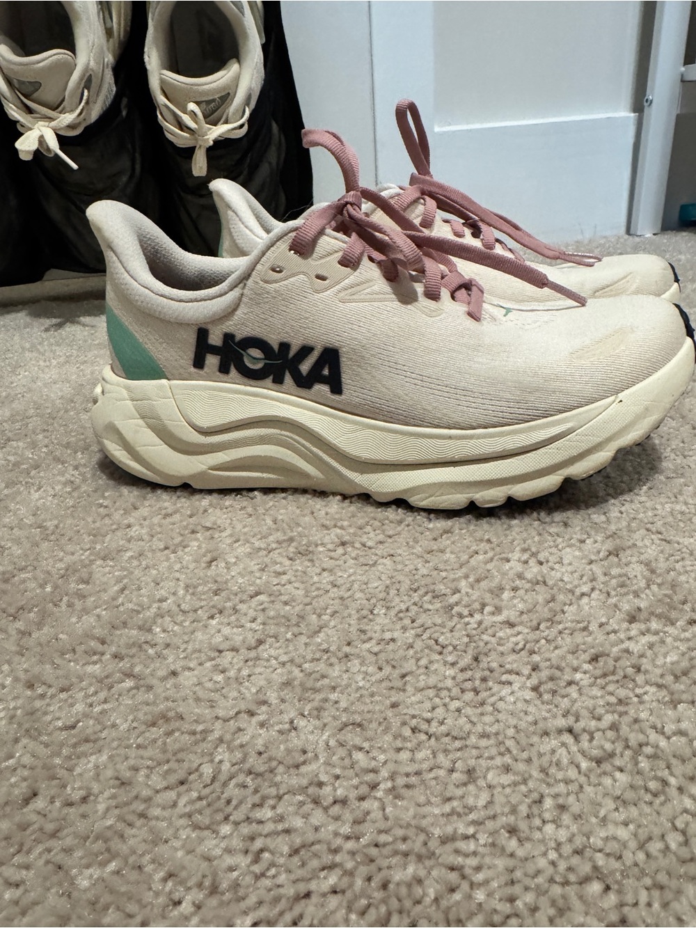HOKA Women's Arahi 8 Running Shoes
